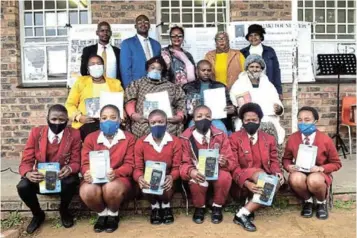  ?? Picture: ZINTLE BOBELO ?? RECEIVING GIFTS: The Maki Foundation representa­tives visiting Bulelani High School in Ezibeleni last week to reward these top achieving pupils