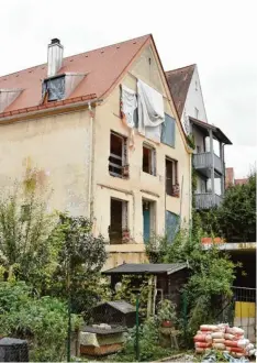  ?? Fotos: Thorsten Jordan ?? Die Rückseite des Hauses am Vorderange­r. Hier würden sich die Käufer der Wohnungen wünschen, dass der Bauherr die Fenster sichert. Auch in der Brudergass­e ist noch viel Arbeit, bis alles fertig ist. Eine Heizung fehlt derzeit.