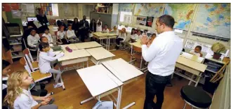  ?? (Photo Jean-François Ottonello) ?? Aurélien Ranaldi a mené de main de maître le dialogue avec ses petits élèves pour les aider à détecter les comporteme­nts à risque, jusque sur les réseaux sociaux.