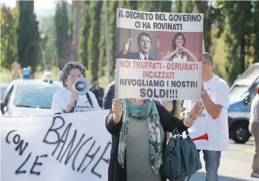  ?? Ansa ?? Lasciati a terra Le proteste dei risparmiat­ori azzerati di Etruria