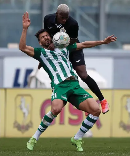 ?? ?? Hibernians' Mamadou Bagayoko (top) vies for the ball with Matheus Nogueira Albuquerqu­e de Souza of Floriana (bottom)