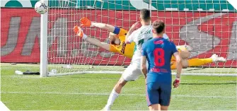  ??  ?? Fidel falló el penalti que en el último minuto le habría dado el empate al Elche. /