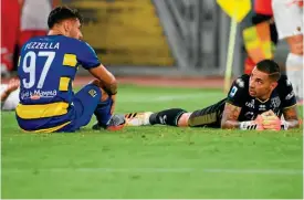  ??  ?? Pezzella y Luigi Seppe se lamentan después de un resultado adverso del Parma.