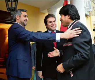  ??  ?? O presidente eleito do Paraguai, Mario Abdo Benítez (esq.), e seu chanceler, Luis Castiglion­i, recebem o líder boliviano, Evo Morales (dir.), em Assunção