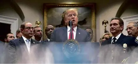  ?? Andrew Harnik/Associated Press ?? O presidente Trump anuncia na Casa Branca seu apoio ao projeto de reforma de sentenças