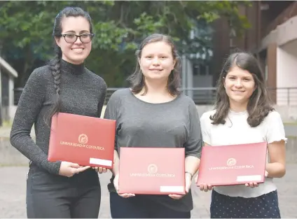  ?? Raquel Gutiérrez, primer lugar del examen de admisión de la UCR, acompañada por Angélica Navarro y Andreína Quesada, segundo y tercer puesto, respectiva­mente (de izquierda a derecha). Cortesía de la UCR/La República ??