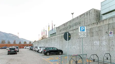  ?? (Rensi-Pretto) ?? Palas
Uno dei parcheggi esterni alla palazzetto dello sport di Trento: una donna di 43 anni e sua figlia sono state rapinate