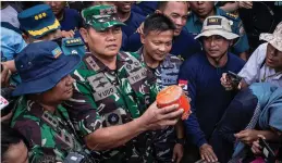  ?? (Reuters) ?? INDONESIA’S NAVY COMMANDER Yudo Margono shows off the cockpit voice recorder yesterday.