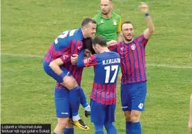  ??  ?? Lojtarët e Vllaznisë duke festuar një nga golat e Sukajt