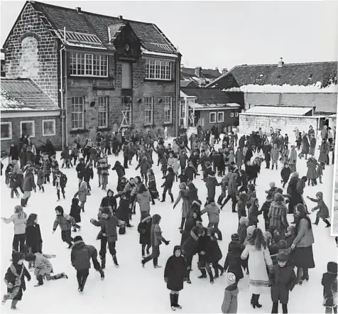  ??  ?? Winter wonderland: It’s all smiles at a crowded playground at a school in Harrogate, North Yorkshire, in 1978
