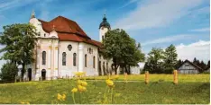  ?? Foto: Romantisch­e Straße Touristik-Arbeitsgem­einschaft, dpa ?? Eingebette­t in eine wunderbare oberbayeri­sche Landschaft, zieht die Wieskirche bei Steingaden viele Besucher an.