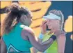  ??  ?? Serena Williams consuela a Dayana Yastremska tras eliminarla en el Open