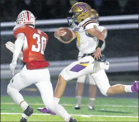  ?? JOHN SMIERCIAK / POST-TRIBUNE ?? Hobart’s Riley Johnston sprints toward the end zone on a 31-yard touchdown run against Kankakee Valley on Friday.