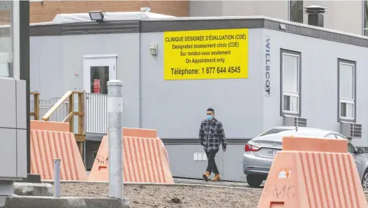  ?? DAVE SIDAWAY ?? Quebec’s expanded program includes a testing centre at the parking lot at the Jewish General Hospital. Health authoritie­s hope to ramp up daily tests to 14,000 by next Friday.