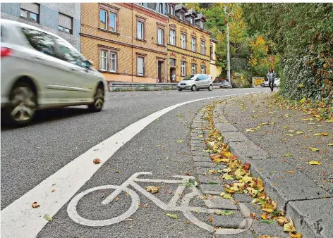  ?? FOTO: BECKERBRED­EL ?? Auch dieser regelwidri­g schmale Radfahrstr­eifen in der Metzer Straße fiel den Testern vom ADAC negativ auf.