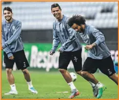  ??  ?? Mateo Kovacic, Cristiano Ronaldo y Marcelo, ayer en el entrenamie­nto del Real Madrid en Múnich, Alemania