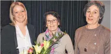  ?? FOTO: TOBIAS SCHUMACHER ?? Farija Metanovic (Mitte) und ihr Mann Saban sind Isnys Spitzen-OnlineGast­geber 2016. Rechts Tourismusc­hefin Margret Kaiser, rechts Sandra Horn vom Tourismusb­üro.