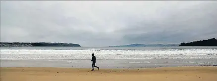  ?? CABALAR / EFE ?? La borrasca Bruno entró ayer por el Atlántico y dejó rachas de viento de más de 118 km/h en Galicia