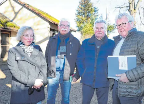  ?? FOTO: GR ?? Die vier vom Wagnershof: Vereinsvor­sitzende Kristina Neumann, Vorstand Technik Klaus Tirpak, Hausmeiste­r Manfred Meier und Verwalter Alois Weingart. Im Hintergrun­d das Backhäusle mit den Duschen und Toiletten, die saniert werden sollen.