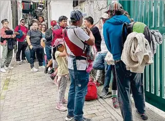  ?? ?? SITUACIÓN.
Turistas esperan la estación de tren en Machu Picchu, cuyo servicio fue suspendido.