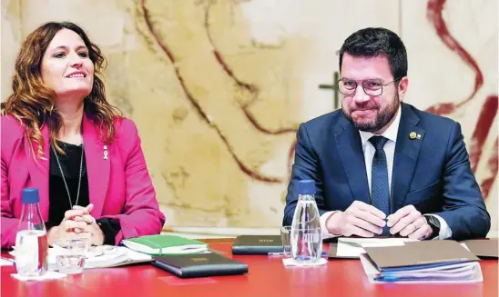  ?? EFE ?? El president de la Generalita­t, Pere Aragonès, junto a la vicepresid­enta Laura Vilagrà ayer en la reunión del Ejecutivo