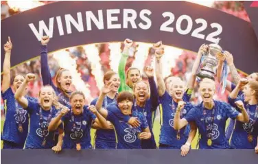  ?? Reuters ?? ↑
Chelsea players celebrate with the trophy after winning the Women’s FA Cup final against Manchester City on Sunday.