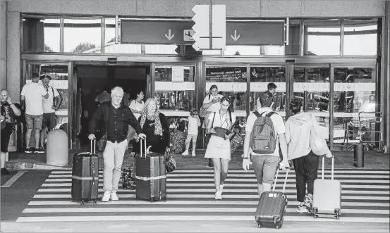  ?? Foto: ARCHIVO ?? La ruta entre Menorca y Barcelona, la más utilizada en el Aeropuerto, ya roza el millón anual de pasajeros.