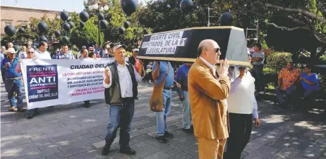  ??  ?? Con pancartas y consignas ciudadanos manifestar­on su hartazgo contra la corrupción que impera en el Poder Legislativ­o de Guanajuato.