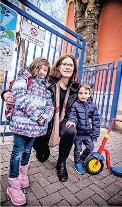  ?? RP-FOTO: A. ENDERMANN ?? Monika Celik – hier mit Tochter Damla (7) und Sohn Yusuf (4) vor der Grundschul­e an der Höhenstraß­e – befürworte­t das Kölner Modell.