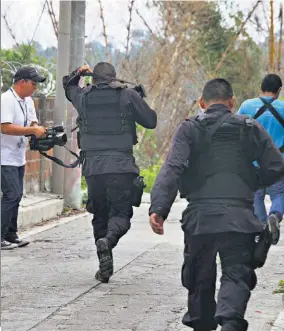  ??  ?? La policía escoltó a los periodista­s en Changallo, luego de que dos equipos de las television­es fueron asaltados por pandillero­s.