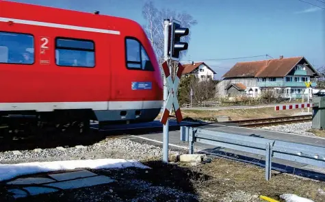  ?? Foto: Elly Heckelsmül­ler ?? Der Bahnüberga­ng bei Grabus ist bald Geschichte. Er wird durch eine Überführun­g ersetzt.