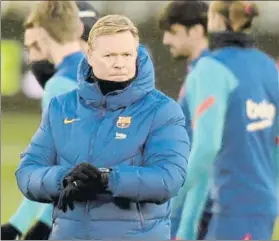  ?? FOTO: M. MONTILLA ?? Koeman prepara la remontada. Sopesa qué novedad puede sorprender al Sevilla