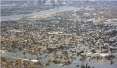  ??  ?? Imagen de 2005 de la devastació­n provocada en Nueva Orleans por el huracán Katrina, considerad­o el más destructiv­o en la historia de EU.