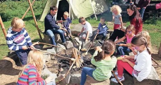  ?? FOTOS (2): BORCHARD’S ROOKHUS ?? Stockbrotb­acken am Lagerfeuer: Der Aufenthalt im Familotel wird für Kinder zum Abenteuer.