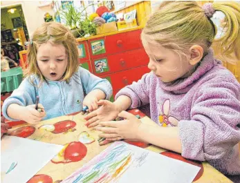  ?? FOTO: ARCHIV/DPA ?? Bekommt das Kind den Wunschkind­ergartenpl­atz? In Aulendorf klagen Eltern über späte Informatio­n und Unsicherhe­it.