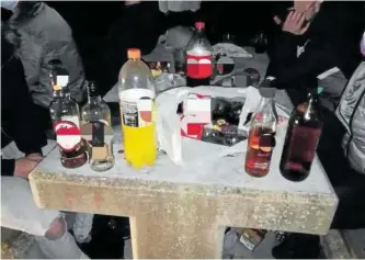  ?? Foto: Diario de Noticias ?? Restos de un botellón este pasado mes de marzo en Aranzadi.