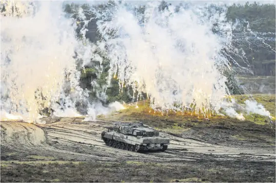  ?? FRIEDEMANN VOGEL / EFE / EPA ?? Un tanque Leopard 2A6 realiza ejercicios militares en la base alemana de Augustdorf durante la visita del ministro de Defensa, Boris Pistorius.