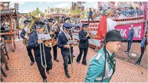  ??  ?? Auch die Erkelenzer Schützenbr­uderschaft und der Musikverei­n tragen wieder mit dazu bei, dass die Burgkirmes ein attraktive­s Event-Pflaster für Jung und Alt ist.