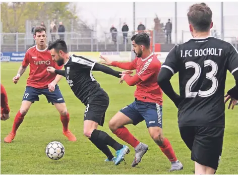  ?? RP-FOTO: KLAUS-DIETER STADE ?? Der 1. FC Kleve – hier Sezai Keser (zweiter von rechts) und Tim Haal – erreichte in der Meistersch­aft zuletzt gegen den 1. FC Bocholt ein 1:1.