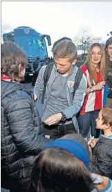  ??  ?? EN PAMPLONA. Muniain, al llegar al hotel.