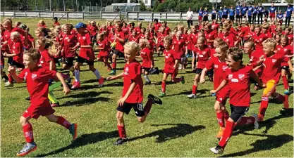  ?? BILD: TONY BALOGH ?? Framtiden stormar fram i form av IFK Vallas barn och ungdomar. Verksamhet­en sker på den egna träningsan­läggningen och matcharena­n Sparbanksv­allen.