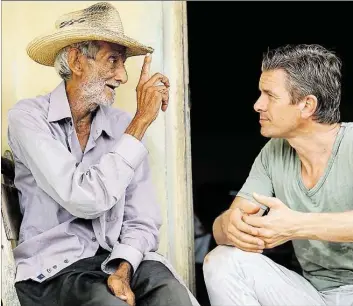  ?? DPA-BILD: SILKE GONDOLF ?? Talkshow einmal anders: Markus Lanz (rechts) im Gespräch mit dem 91-jährigen Candido in einer Szene des Films „Markus Lanz – Sehnsucht Kuba“