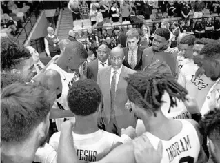  ?? COURTESY OF UCF ATHLETICS ?? UCF coach Johnny Dawkins, center, and the Knights fell short of pulling off an upset Saturday at Wichita State.