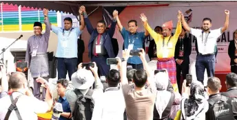  ?? — Bernama photo ?? Abdul Bari (third left) joins the candidates in raising their arms after the drawing of lots. From left are Muhammad Sofee, Sivaraajh, Azman, Hamzah and Sreanandha.