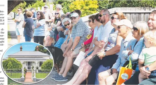  ?? Main picture: ALISON WYND ?? SOLD: Onlookers at the auction of 13 Orr St in Manifold Heights and, inset, the home at 26 Candover St.