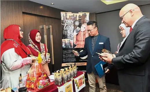  ??  ?? Johor identi-tea: Mohamad Ali and Iskandar Regional Developmen­t Authority Business Eco System vice-president Nagarajan Prakash (right) visiting one of the booths during the Iskandar Malaysia Women Entreprene­urship Summit 2018 in Johor Baru.