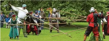  ?? Fotos: Michael Hochgemuth ?? Viel zu sehen gab es am Wochenende im Botanische­n Garten bei der dritten Auflage des Renaissanc­e Festes: Hier sieht man den „Lanzen Drill“der Landsknech­te und Markentend­erinnen.