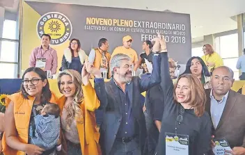  ??  ?? Feliz por las negociacio­nes logradas, el dirigente capitalita­no del sol azteca, Raúl Flores, le envió un mensaje a Morena: a pesar de sus intentos por minimizarl­os, la fuerza del PRD sigue vigente y para arriba.