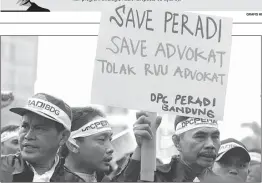  ?? GRAFIS HERLAMBANG/JAWA POS ?? BERHASIL: Sejumlah organisasi profesi advokat gencar menolak pengesahan RUU advokat. Salah satunya dilakukan Peradi di Bundaran HI beberapa waktu lalu.