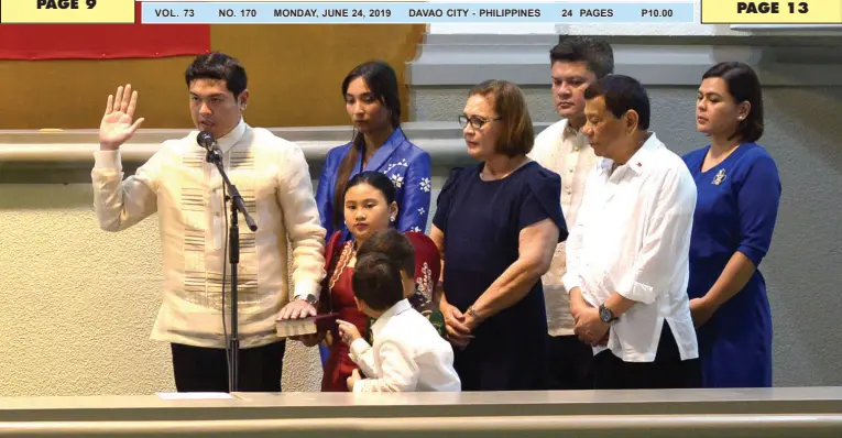  ??  ?? INCOMING Vice Mayor Sebastian Duterte takes his oath of office as witnessed by the First Family, headed by President Rodrigo Duterte, at Sanggunian­g Panlungsod on Friday afternoon. BING GONZALES